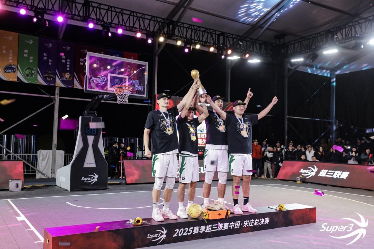 老将发光发亮！上海久事队摘得2025赛季超三联赛总冠军老将发光发亮！上海久事队摘得2025赛季超三联赛总冠军