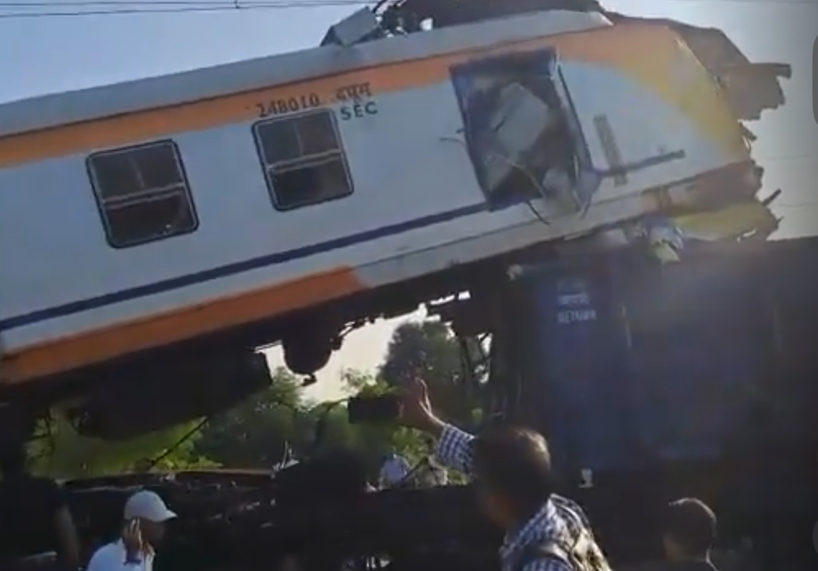 印度恰蒂斯加尔邦发生火车相撞事故，已致5人死亡