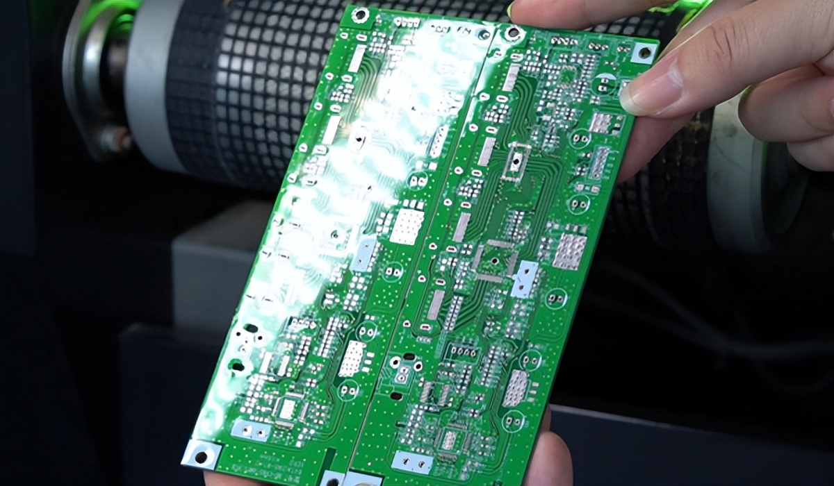 三防漆：为电子电路提供关键环境防护